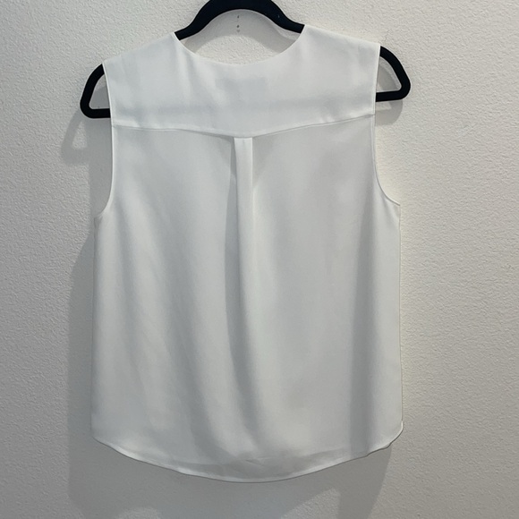 BCBGMAXAZRIA Women's Relaxed Sleeveless V Neck Ruffle Front Top - Picture 3 of 3